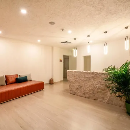 Prive & - Adults Only 16