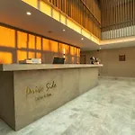 Prive & - Adults Only 16 Сіде
